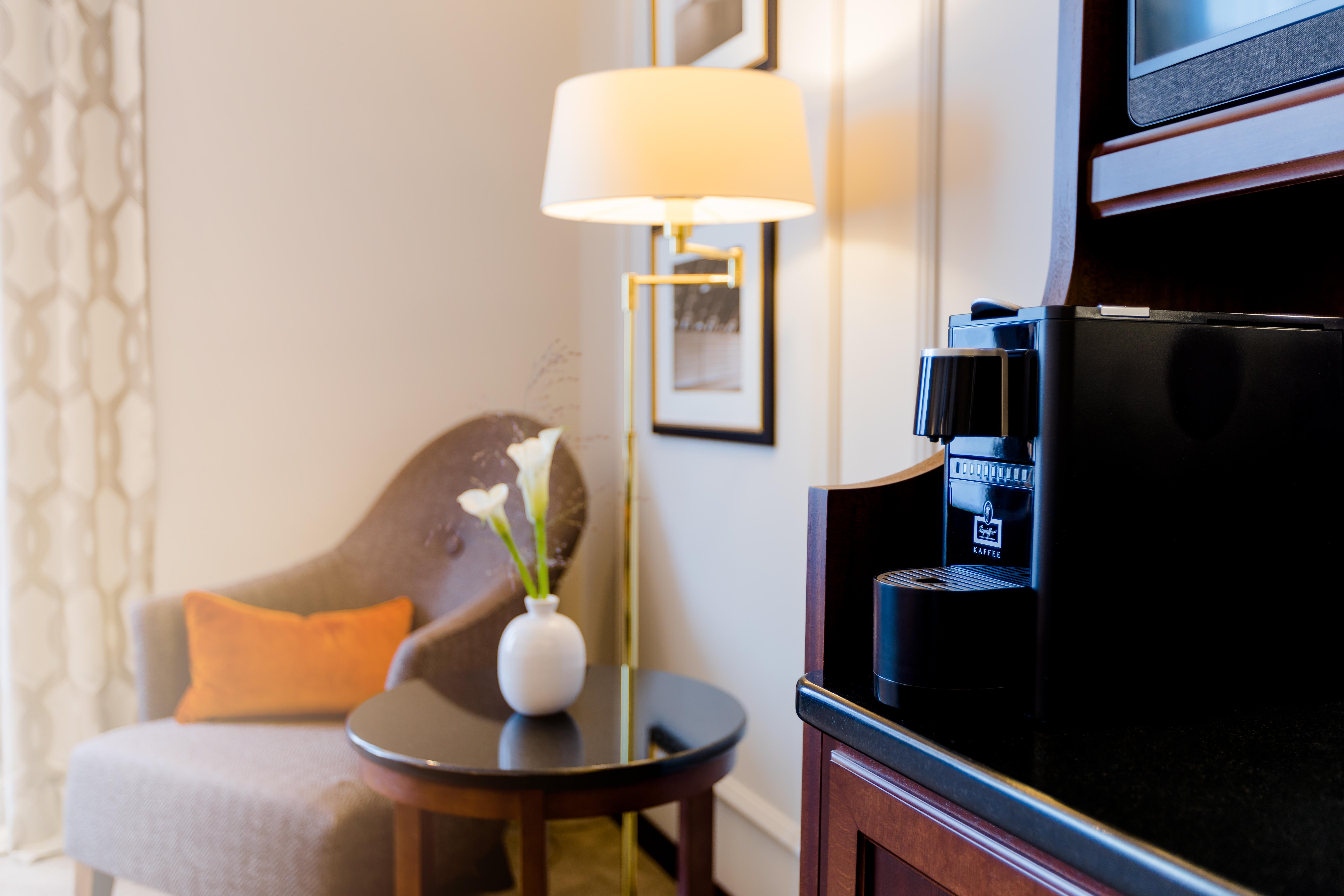 Excelsior Hotel Ernst Am Dom Köln Eksteriør billede A Nespresso machine in a hotel room